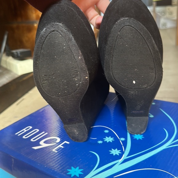 Rouge Helium Black Heels Size 7 1/2 - Picture 3 of 4